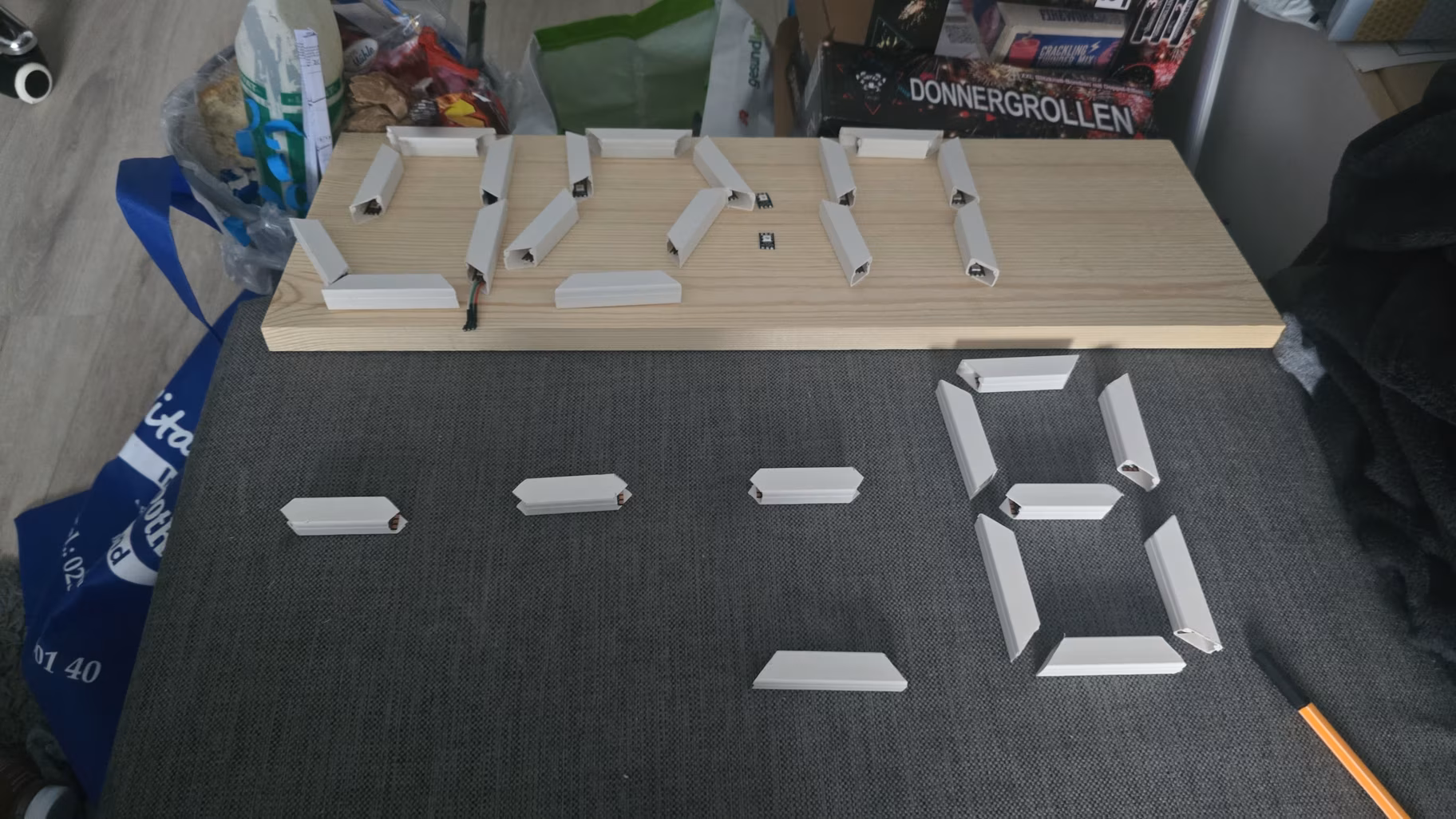 Die Segmente zur Hälfte auf dem Brett positioniert